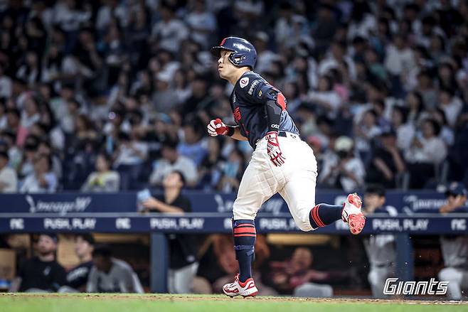 [서울=뉴시스] 프로야구 롯데 자이언츠 전준우가 19일 창원NC파크에서 열린 2025 신한 쏠뱅크 KBO리그 NC 다이노스와의 경기 6회 홈런을 치고 있다. (사진=롯데 자이언츠 제공) 2025.09.19. *재판매 및 DB 금지