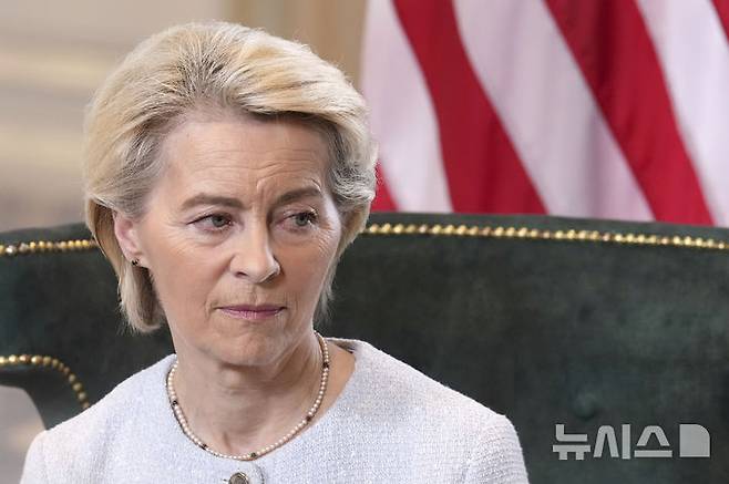 [턴베리=AP/뉴시스] 19일(현지 시간) AP통신에 따르면, 우르줄라 폰데어라이엔 EU 집행위원장은 영상 성명을 통해 "이제 LNG의 수도꼭지를 잠글 때"라며 집행위의 새로운 제재안을 공개했다. 사진은 우르줄라 폰데어라이엔 유럽연합(EU) 집행위원장. 2025.09.19.