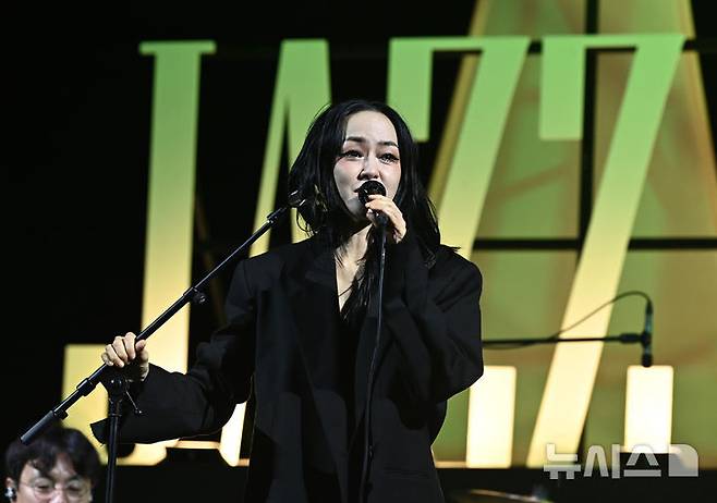 [수원=뉴시스] 김종택 기자 = '2025 수원재즈페스티벌'이 열린 19일 오후 경기 수원시 광교호수공원 재미난 밭에 마련된 무대에서 국내 대표 뮤지션 김윤아가 열띤 공연을 펼치고 있다. 2025.09.19. jtk@newsis.com
