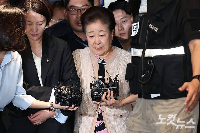 불법 정치 자금 제공 혐의를 받는 한학자 통일교 총재가 17일 오전 서울 종로구 김건희 특검팀(특별검사 민중기) 사무실에 출석하고 있다. 류영주 기자