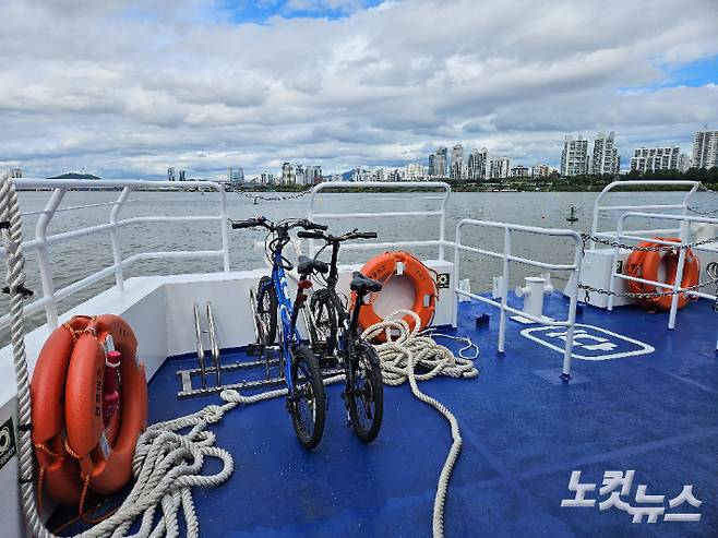 한강버스에 실린 자전거. 권민철 기자