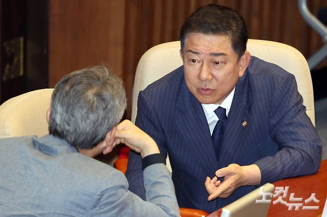 더불어민주당 김병기 원내대표(오른쪽). 윤창원 기자