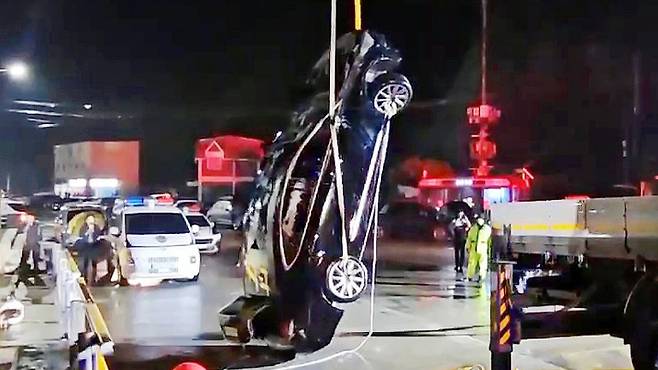 전남 진도군 임회면 진도항 인근 해상으로 빠진 일가족 탑승 차량이 인양되고 있다. 목포해양경찰서 제공