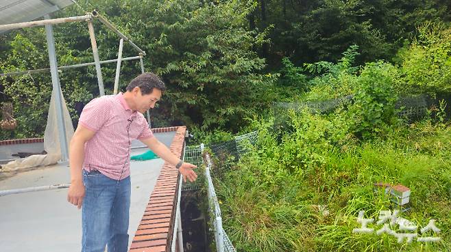 고양시 일산동구 산황로에 거주하는 김봉섭 씨. 산황동 토박이 김봉섭씨가 산황산 골프장 시설이 들어서는 위치를 가리키고 있다. 송주열 기자