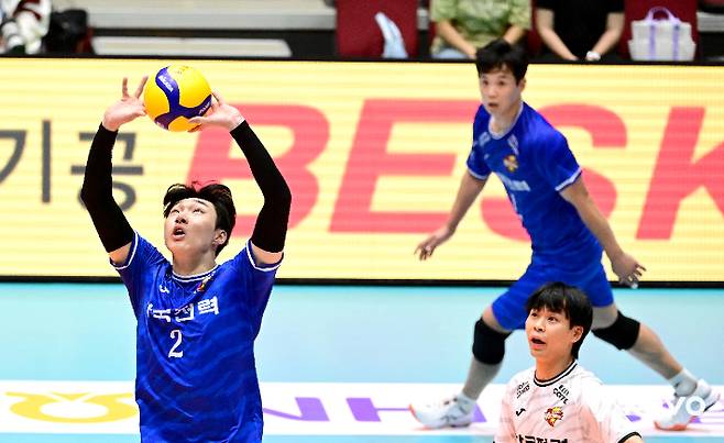 토스하는 김주영. 한국배구연맹