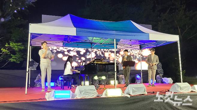고성군이 주최하고 강원영동CBS가 주관한  '화진포 셔우드 홀 시네마 콘서트'가 19일 오후 6시 30분 화진포 셔우드 홀 문화공간 야외무대에서 비가 내리는 궂은 날씨에도 성황리에 마무리됐다. 전영래 기자