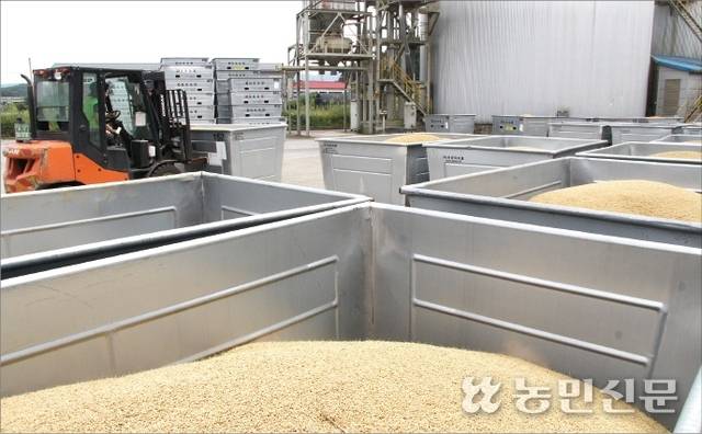 경기 여주시농협조합공동사업법인 점동지역 건조저장시설(DSC)에서 농가들이 출하한 벼를 투입구에 넣기 위해 RPC 직원이 ‘벼 수송·보관 용기(일명 수매통)’를 내려놓고 있다.