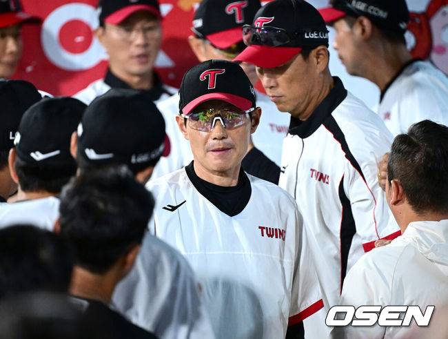 [OSEN=수원, 최규한 기자] 프로야구 LG 트윈스가&nbsp;KT 위즈와 더블헤더를 싹쓸이하며 정규시즌 우승 매직넘버를 '6'으로 줄였다.&nbsp;&nbsp;LG는&nbsp;18일 수원 KT위즈파크에서 열린 KT와 더블헤더 2차전에서 18안타를 폭발시키며 14-1로 크게 승리했다. 선발투수 송승기는 6이닝 동안 88구를 던지며 5피안타 1볼넷 8탈삼진 1실점으로 호투, 시즌 11승째를 기록했다.&nbsp;경기를 마치고 승리한 LG 염경엽 감독을 비롯한 코칭스태프들이 인사를 나누고 있다. 2025.09.18 / dreamer@osen.co.kr