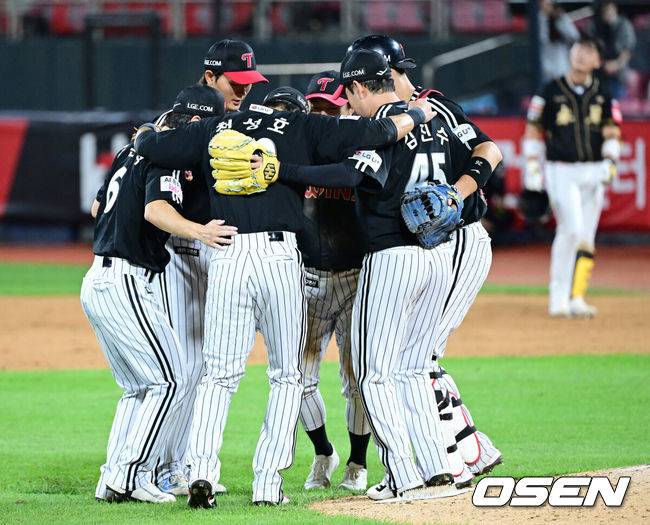 [OSEN=수원, 최규한 기자] 프로야구 LG 트윈스가&nbsp;KT 위즈와 더블헤더를 싹쓸이하며 정규시즌 우승 매직넘버를 '6'으로 줄였다.&nbsp;&nbsp;LG는&nbsp;18일 수원 KT위즈파크에서 열린 KT와 더블헤더 2차전에서 18안타를 폭발시키며 14-1로 크게 승리했다. 선발투수 송승기는 6이닝 동안 88구를 던지며 5피안타 1볼넷 8탈삼진 1실점으로 호투, 시즌 11승째를 기록했다.&nbsp;경기를 마치고 승리한 LG 선수들이 세리머니를 펼치고 있다. 2025.09.18 / dreamer@osen.co.kr