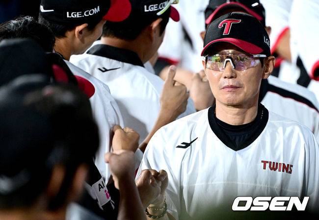 [OSEN=수원, 최규한 기자] 프로야구 LG 트윈스가&nbsp;KT 위즈와 더블헤더를 싹쓸이하며 정규시즌 우승 매직넘버를 '6'으로 줄였다.&nbsp;&nbsp;LG는&nbsp;18일 수원 KT위즈파크에서 열린 KT와 더블헤더 2차전에서 18안타를 폭발시키며 14-1로 크게 승리했다. 선발투수 송승기는 6이닝 동안 88구를 던지며 5피안타 1볼넷 8탈삼진 1실점으로 호투, 시즌 11승째를 기록했다.&nbsp;경기를 마치고 승리한 LG 염경엽 감독을 비롯한 코칭스태프들이 인사를 나누고 있다. 2025.09.18 / dreamer@osen.co.kr