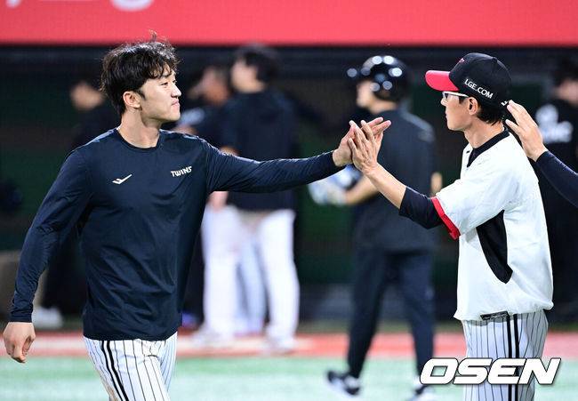 [OSEN=수원, 최규한 기자] 프로야구 LG 트윈스가&nbsp;KT 위즈와 더블헤더를 싹쓸이하며 정규시즌 우승 매직넘버를 '6'으로 줄였다.&nbsp;&nbsp;LG는&nbsp;18일 수원 KT위즈파크에서 열린 KT와 더블헤더 2차전에서 18안타를 폭발시키며 14-1로 크게 승리했다. 선발투수 송승기는 6이닝 동안 88구를 던지며 5피안타 1볼넷 8탈삼진 1실점으로 호투, 시즌 11승째를 기록했다.&nbsp;경기를 마치고 승리한 LG 염경엽 감독과 박해민이 인사를 나누고 있다. 2025.09.18 / dreamer@osen.co.kr