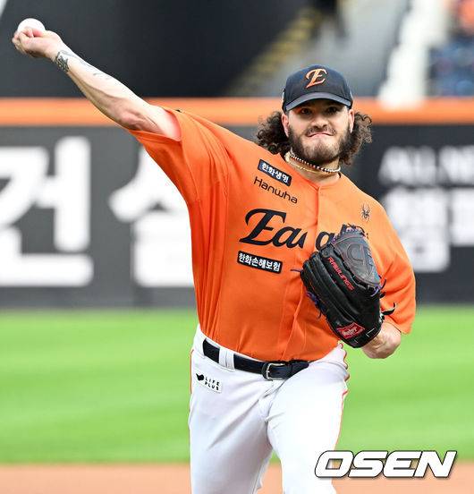 [OSEN=대전, 이대선 기자] 13일 오후 대전 한화생명볼파크에서 2025 신한 SOL Bank KBO리그 한화 이글스와 키움 히어로즈의 경기가 열렸다.한화는 폰세, 키움은 하영민을 선발 투수로 내세웠다.1회초 무사에서 한화 선발투수 폰세가 역투하고 있다. 2025.09.13 /sunday@osen.co.kr