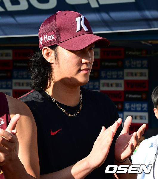 [OSEN=잠실, 지형준 기자] 18일 오후 서울 잠실구장에서 ‘2025 신한 SOL Bank KBO리그’ 두산 베어스와 키움 히어로즈의 경기가 열린다.군 복무를 마친 키움 안우진이 1군 엔트리에 등록, 선수단에 합류했다.&nbsp;안우진은 당초 17일&nbsp;사회복무요원 소집 해제 후 팀에 합류할 예정이었으나 지난달 퓨처스팀 자체 청백전에 등판한 후 추가 훈련 과정에서 어깨 부상을 입어 수술을 받았다. 구단은 안우진이 재활에 전념할 수 있도록 의료 지원에만 집중할 계획이었으나, 최근 안우진으로부터 선수단과 함께 시즌을 마무리하고 싶다는 강한 의지와 함께 확대 엔트리 등록 요청을 받았고, 논의 끝에 수용하기로 결정했다.오늘(18일)&nbsp;잠실 두산전부터 정규시즌 최종전인 30일&nbsp;고척 SSG전까지 남은 시즌 7경기 동안 덕아웃에서 선수단과 함께할 예정이다. 경기에 앞서 1군 엔트리에 등록한 키움 안우진이 선수단 미팅을 하고 있다. 2025.09.18 /jpnews@osen.co.kr