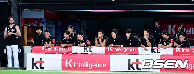 [OSEN=수원, 최규한 기자] 18일 수원 KT위즈파크에서 ‘2025 신한 SOL Bank KBO리그’ KT 위즈와 LG 트윈스의 더블헤더 2차전이 열렸다. 8회초 실점에 KT 더그아웃 표정이 어둡다. 2025.09.18 / dreamer@osen.co.kr