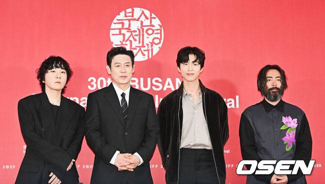 [OSEN=부산, 이석우 기자] 19일 부산 해운대구 영화의전당 비프힐에서 제30회 부산국제영화제 영화 ‘굿뉴스’ 기자회견이 열렸다.변성현 감독, 배우 설경구, 홍경, 야마다 타카유키가 자리했다.변성현 감독과 출연진들이 기자회견을 마치고 포토타임을 갖고 있다. 2025.09.19 / foto0307@osen.co.kr