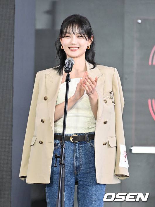 [OSEN=부산, 이석우 기자] 19일 부산 해운대구 영화의전당 BIFF 야외무대에서 제30회 부산국제영화제(BIFF) 티빙 시리즈 ‘친애하는 X’ 야외무대인사가 열렸다.이번 부산국제영화제에서는 개막작 ‘어쩔수가 없다’를 시작으로 공식 초청작 64개국 241편과 커뮤니티비프 상영작까지 합쳐 총 328편이 상영된다. 올해는 신설된 경쟁 부문 14편을 초청해 다섯 개의 ‘부산 어워드’ 상을 시상한다. 아시아 영화를 대상으로 대상, 감독상, 심사위원 특별상, 배우상(2명), 예술공헌상 등 5개 부문에 걸쳐 시상한다. 수상자에게는 태국의 세계적인 감독이자 설치미술가인 아피찻퐁 위라세타쿤의 컨셉을 디자인한 트로피가 수여된다.김유정이 야외무대인사를 하고 있다. 2025.09.19 / foto0307@osen.co.kr