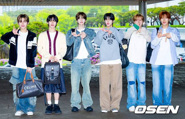 [OSEN=민경훈 기자] 22일 오후 서울 영등포구 여의도 KBS 신관에서 KBS 2TV '더 시즌즈 - 박보검의 칸타빌레' 녹화가 진행됐다.이 프로그램에 참석하기 위해 그룹 투어스(TWS)가 출근했다.그룹 투어스가 출근길에 취재진을 향해 포즈를 취하고 있다. 2025.04.22 / rumi@osen.co.kr