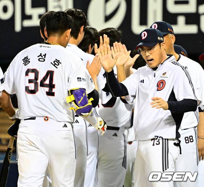 [OSEN=잠실, 지형준 기자] 두산이 극적으로 7연패를 끊어냈다.&nbsp;프로야구 두산 베어스는 18일 서울 잠실구장에서 열린 2025 신한 SOL뱅크 KBO리그 키움 히어로즈와의 시즌 마지막 맞대결(16차전)에서 3-2 끝내기 역전승을 거뒀다.&nbsp;9위 두산은 7연패 늪에서 탈출하며 시즌 57승 6무 72패를 기록했다. 올해 키움전을 10승 6패 우위로 마감했다. 반면 3연승이 좌절된 최하위 키움은 46승 4무 88패가 됐다.&nbsp;경기를 마치고 두산 조성환 감독대행이 끝내기 안타를 날린 홍성호와 승리를 기뻐하고 있다. 2025.09.18 /jpnews@osen.co.kr