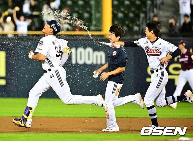 [OSEN=잠실, 지형준 기자] 두산이 극적으로 7연패를 끊어냈다.&nbsp;프로야구 두산 베어스는 18일 서울 잠실구장에서 열린 2025 신한 SOL뱅크 KBO리그 키움 히어로즈와의 시즌 마지막 맞대결(16차전)에서 3-2 끝내기 역전승을 거뒀다.&nbsp;9위 두산은 7연패 늪에서 탈출하며 시즌 57승 6무 72패를 기록했다. 올해 키움전을 10승 6패 우위로 마감했다. 반면 3연승이 좌절된 최하위 키움은 46승 4무 88패가 됐다.&nbsp;경기를 마치고 끝내기 안타를 날린 두산 홍성호가 동료선수들과 승리를 기뻐하고 있다. 2025.09.18 /jpnews@osen.co.kr