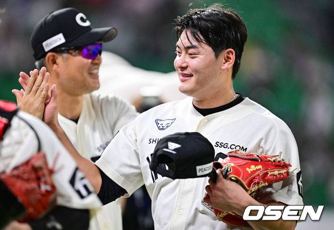 SSG 랜더스 이숭용 감독과 조병현. /OSEN DB