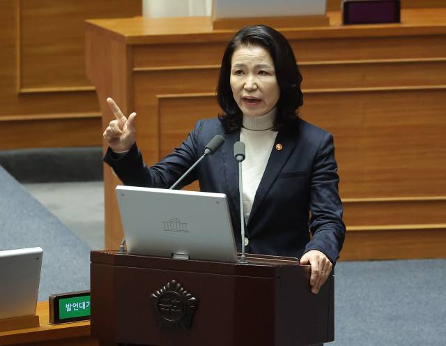 ▲이진숙 방송통신위원장이 18일 교육·사회·문화 분야 대정부질문이 열린 국회 본회의장에서 국민의힘 나경원 의원의 질문에 답하고 있다. ⓒ연합뉴스