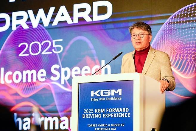 곽재선 KG모빌리티 회장이 지난 17일(현지시간) 독일에서 열린 무쏘 EV 및 토레스 하이브리드 론칭 행사에서 인사말을 하고 있다. 사진=KGM제공