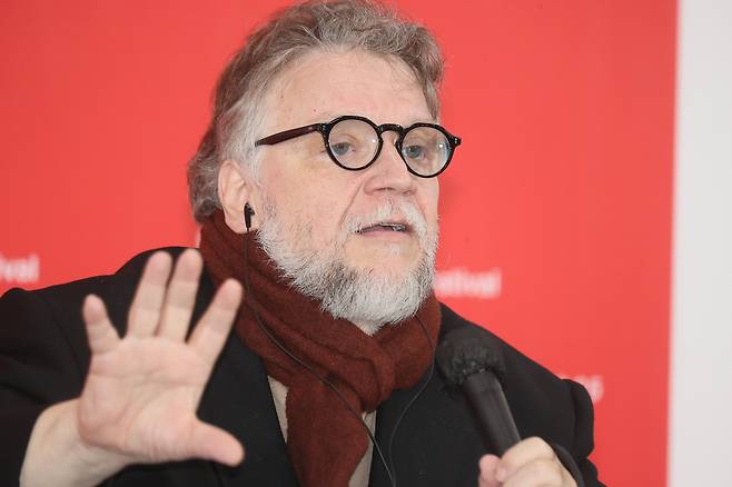 기예르모 델 토로 감독이 19일 부산 해운대구 영화의전당에서 열린 제30회 부산국제영화제 ‘프랑켄슈타인’&nbsp;기자회견에서 취재진의 질문에 답하고 있다. 연합뉴스