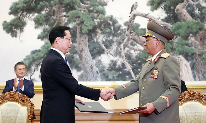지난 2018년 9월 19일 평양 백화원 영빈관에서 송영무 당시 국방부 장관과 북한 노광철 인민무력상(현 국방상)이 판문점 선언 이행을 위한 군사분야 합의문에 서명한 뒤 교환하고 있다. 세계일보 자료사진