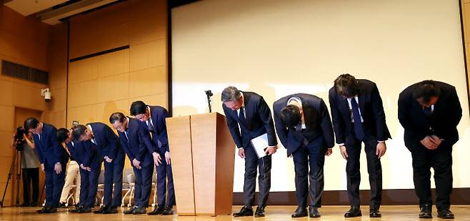 조좌진 롯데카드 대표이사 등 관계자들이 지난 18일 서울 중구 부영태평빌딩에서 해킹 사고로 인한 고객 정보 유출사태에 대해 대고객 사과를 하고 있다. 연합뉴스