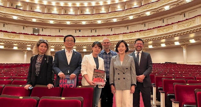 카네기홀 공연장 관객석-왼쪽부터 아이수루 부위원장, 김형재 위원, 김혜영 위원, 스미스 기술팀장, 김경 위원장, 데이비드 정부협력이사