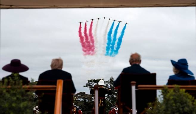 도널드 트럼프 미국 대통령과 멜라니아 여사, 찰스 3세 영국 국왕과 카밀라 왕비가 17일(현지시간) 윈저성에서 열린 군악의장 행사에서 영국 공군 특수비행팀 ‘레드애로우즈’의 에어쇼를 관람하고 있다. AFP 연합뉴스