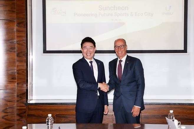 19일 노관규 시장이 중국 다롄에서 레온즈 에더 국제대학스포츠연맹(FISU) 회장을 만나 순천시의 2035년 세계유니버시아드대회 개최 의향을 설명한 뒤 기념촬영을 하고 있다.
