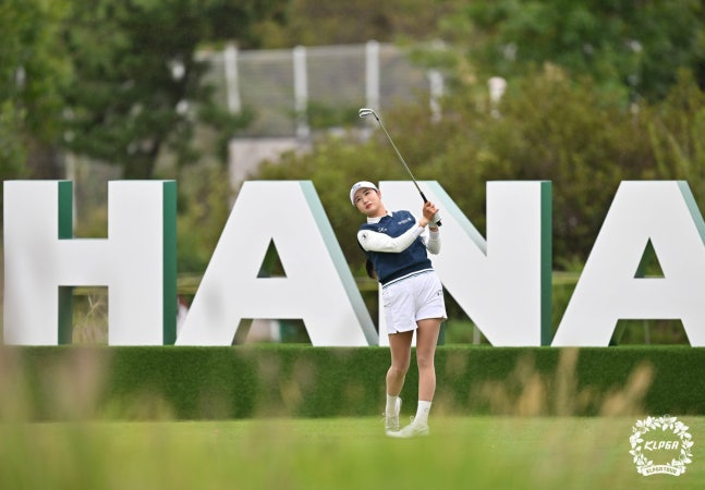 박혜준이 19일 인천 청라 베어즈베스트 청라GC에서 열린 ‘하나금융그룹 챔피언십’ 2라운드 1번 홀에서 티샷을 하고 있다. KLPGA 제공