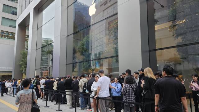아이폰17 출시 첫날 매장에 들어가기 위해 고객들이 줄을 선 모습.사진=허진 기자