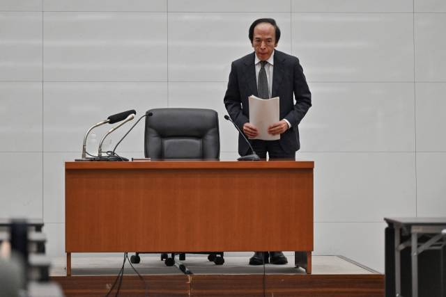 우에다 가즈오 일본은행 총재가 19일 도쿄 일본은행에서 금융정책결정회의를 마친 뒤 기자회견에 참석하고 있다./AFP연합뉴스