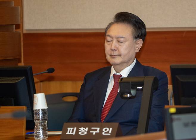 2월20일 탄핵 심판 10차 변론에서 윤석열씨가 피청구인석에 앉아 눈을 감고 있다. ⓒ사진공동취재단