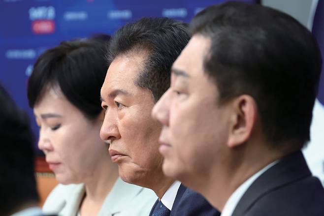 정청래 더불어민주당 대표(가운데)가 9월12일 서울 여의도 국회에서 열린 최고위원 회의에 참석해 있다. 좌우는 전현희 최고위원, 김병기 원내대표 ⓒ시사저널 박은숙