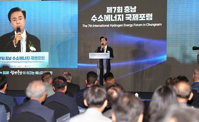 김태흠 지사는 18일 제7회 수소에너지 국제포럼에서 19개 기관·단체·대학·기업과 업무협약을 맺고, 서해안 수소산업 벨트 구축 본격 추진을 안팎에 선언했다. ⓒ충남도 제공
