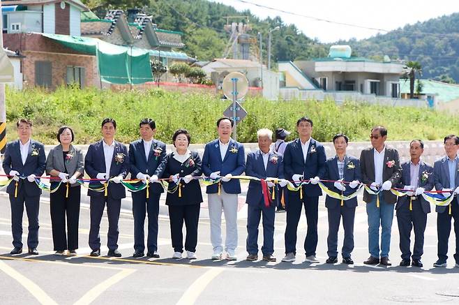 통영시 광도면 좌진마을에서 진행된&nbsp;&nbsp;'지방도 1021호선 좌진지구 선형개량공사' 준공 기념식 현장 ⓒ통영시