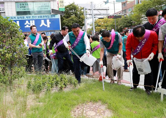 울산시는 19일 오전 남구 달동사거리에서 태화로터리 구간까지 환경·국민단체와 공무원 등 300여 명이 참석한 가운데 '추석맞이 깨끗데이' 환경정비 활동에 나섰다. ⓒ울산광역시