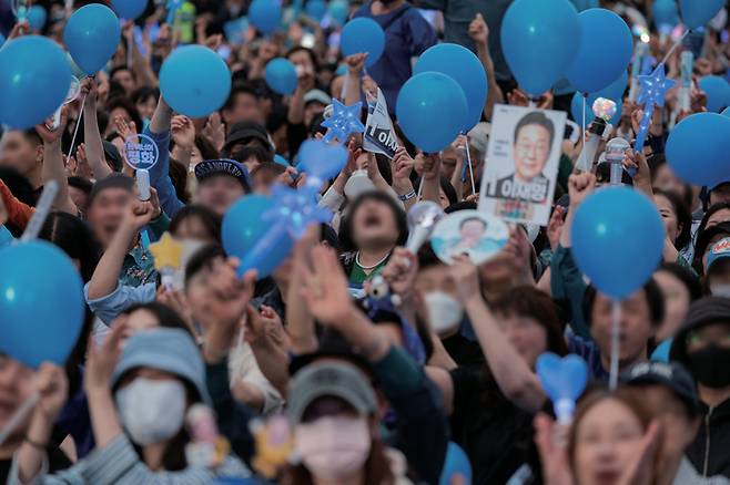 6월2일 서울 여의도문화의마당에서 당시 이재명 더불어민주당 대선후보가 유세를 하자 지지자들이 환호하고 있다. ⓒ시사저널 박은숙