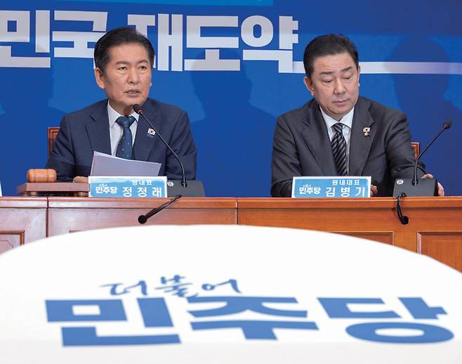 정청래 더불어민주당 대표(왼쪽)가 9월12일 국회에서 열린 최고위원회의에서 발언을 하는 동안 김병기 원내대표가 듣고 있다. ⓒ연합뉴스