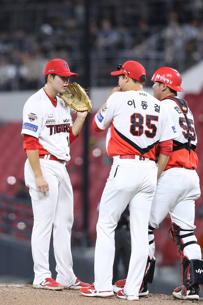 KIA 김태형(왼쪽 첫 번째)은 미래 1선발 재목이라는 평가에 알맞은 힘찬 투구를 16일 광주 한화전에서 선보였다. 시즌 막판 균열이 생긴 선발진의 희망으로 떠오르고 있다. 사진제공｜KIA 타이거즈