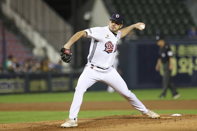 두산 선발 잭 로그가 18일 잠실구장에서 열린 키움과 2025 프로야구 정규리그 홈경기에 선발 등판해 공을 던지고 있다.      두산 베어스 제공