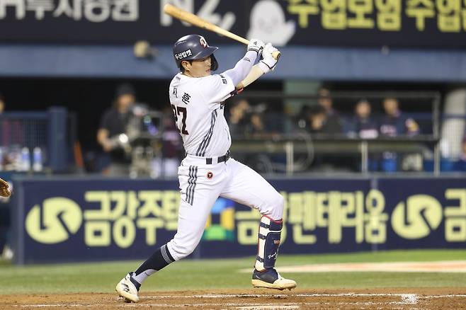 두산 박지훈이 18일 잠실구장에서 열린 키움과 2025 프로야구 정규리그 홈경기에서 8회말 동점 적시타를 치고 있다.  두산 베어스 제공