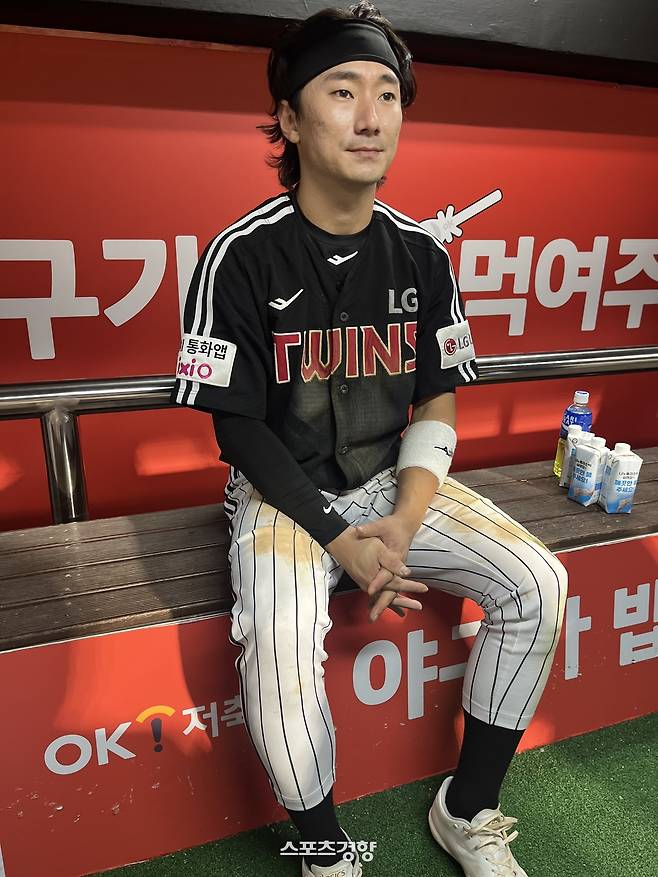 LG 신민재가 18일 수원 KT와의 더블헤더 2차전을 마치고 인터뷰하고 있다. 수원 | 김하진 기자