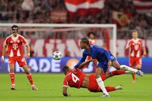 뮌헨 요나탄 타가 18일 첼시전에서 주앙 페드로와 볼 경합 중 넘어지고 있다. AFP연합뉴스