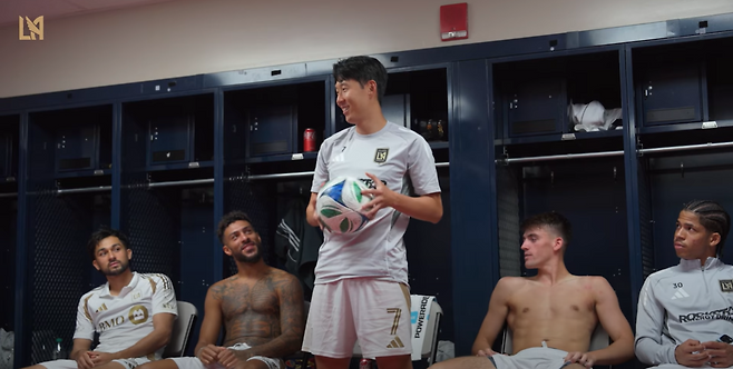 LAFC 소속 첫 해트트릭 기록 후 동료들의 축하를 받는 손흥민. LAFC 공식 채널 캡처