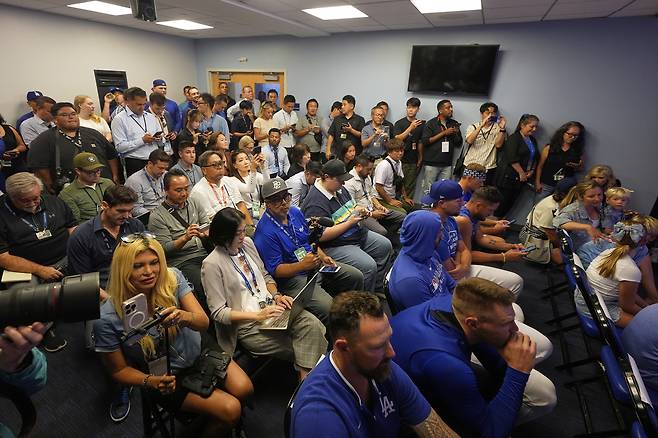 많은 취재진이 19일 커쇼의 은퇴 발표 기자회견에 참석해 있다. AP연합뉴스