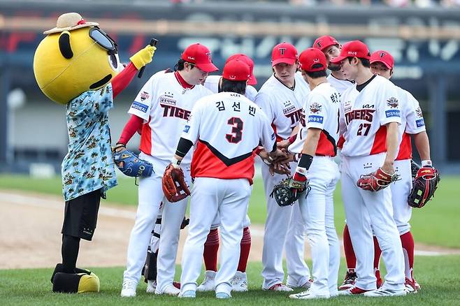 ▲ 희망찬 소식이 가득찬 해 시즌을 시작한 KIA는 올해 8위까지 처지며 자존심을 구기고 있다 ⓒKIA타이거즈